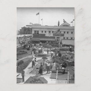 Personer som spelar mini golf-upphöjd vy B&W Vykort