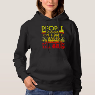 Personer som tolererar mig varje dag är de som får t shirt
