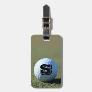 Personifiera golfbollen på grönt med monogramen bagagebricka