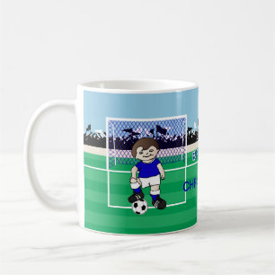 Personifierad gullig fotbollpojke kaffemugg