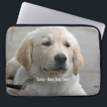 Personifierat guld- Retrieverhundfoto och namn Laptop Fodral<br><div class="desc">Personifiera din telefon- och datorcases med detta guld- Retrieverhundfoto eller byt ut med din hund eller valp foto och namn (eller annat det husdjur- eller personens fotoet/namn). Text läser "den bäst hunden någonsin" eller tillfogar din egna text - "älskar vi daisyn" (din hund namn) eller hund födelsedag. Klicka precis på...</div>