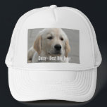Personifierat guld- Retrieverhundfoto och namn Truckerkeps<br><div class="desc">Personifiera denna guld- Retrieverhundminnessak med ditt hund eller valp foto och namnge (eller annat det husdjur- eller personens fotoet/namn). Text läser "den bäst hunden någonsin" eller tillfogar din egna text - vi älskar daisyn (din hund namn), hund födelsedag eller dag av bortgång. Klicka precis på "skräddarsy" för att tillfoga din...</div>