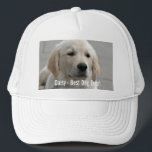 Personifierat guld- Retrieverhundfoto och namn Truckerkeps<br><div class="desc">Personifiera denna guld- Retrieverhundminnessak med ditt hund eller valp foto och namnge (eller annat det husdjur- eller personens fotoet/namn). Text läser "den bäst hunden någonsin" eller tillfogar din egna text - vi älskar daisyn (din hund namn), hund födelsedag eller dag av bortgång. Klicka precis på "skräddarsy" för att tillfoga din...</div>
