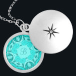 Personifierat mönster för silverpläterat halsband<br><div class="desc">Denna personifierade locket-/hängeMonogram i en Aqua som det blommiga mönster som inneslutas i silver,  pläterar,  är så nätt,  dess destinerat att vara ett slått med det mottagareare. Gör en utmärkt gåva för en brudtärna,  vännen,  flickvännen,  mor.  Personifiera precis den med det krävda brev.</div>