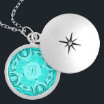 Personifierat mönster för silverpläterat halsband<br><div class="desc">Denna personifierade locket-/hängeMonogram i en Aqua som det blommiga mönster som inneslutas i silver,  pläterar,  är så nätt,  dess destinerat att vara ett slått med det mottagareare. Gör en utmärkt gåva för en brudtärna,  vännen,  flickvännen,  mor.  Personifiera precis den med det krävda brev.</div>