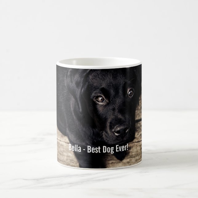 Personifierat svart lab hundfoto- och hundnamn kaffemugg (Center)
