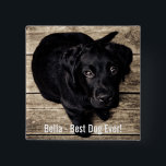 Personifierat svart lab hundfoto- och hundnamn knapp<br><div class="desc">Personifiera denna minnessak med ditt hund eller valp foto och namnge (eller annat det husdjur- eller personens fotoet/namn). Text läser "den bäst hunden någonsin" eller tillfogar din egna text - vi älskar Bella (hund namn), hund födelsedag eller dag av bortgång. Klicka precis på "skräddarsy" för att tillfoga din personligtext, för...</div>