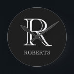 Personifierat ta tid på med initialt och efternamn rund klocka<br><div class="desc">Snyggten personifierade väggen tar tid på.</div>