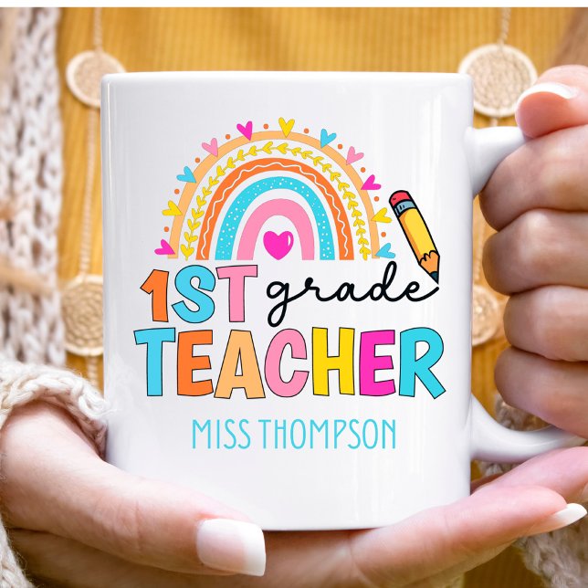 Personlig 1:a Klass Rainbow Teacher Coffee Mugg (Skapare uppladdad)