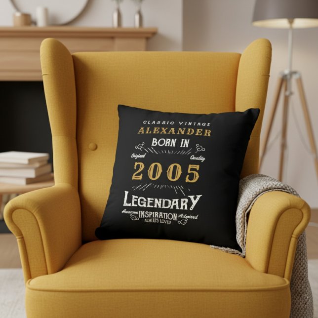 Personlig 21-årsdag Född 2005 Legend Svart Kudde (Born 2005 throw pillow on a yellow chair.)