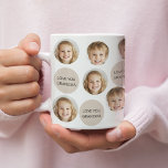 Personlig 2-foto-Ansikte | I Kärlek You Grandma Kaffemugg<br><div class="desc">Önska mormor med den här personligen två foto mugg! Med texten "I Kärlek You Grandma" och utrymmet för två värdefulla foton är det perfekten för Mor dag, födelsedagar eller tillfälle som firar kärlek. Oavsett om hon har kaffe, te eller hett kakao kommer mugg att göra varje extra speciell. Anpassa med...</div>
