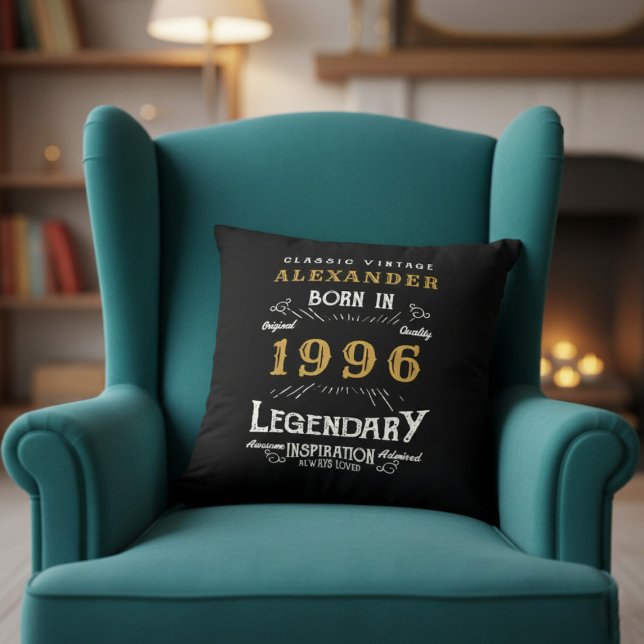 Personlig 30-årsdag Född 1996 Legend Svart Kudde (Born 1996 throw pillow on a green chair.)