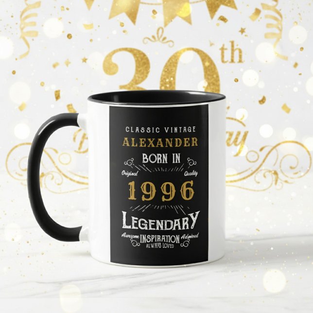 Personlig 30-årsdag Född 1996 Vintage Svart Mugg (1996 coffee mug on a white and gold background.
 )