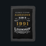 Personlig 30års födelsedag Born 1991 Vintage Black<br><div class="desc">En personlig plånbok för dem som är födda 1991 och vingar 30. Lägg till namn i vintagen genom att skriva stil svart, vit och guld för en anpassningsbar 30års födelsedag-gåva. Du kan enkelt redigera namn och år med den angivna mallen. En underbar anpassningsbar svart födelsedagspresent. Fler gåvor och party för...</div>