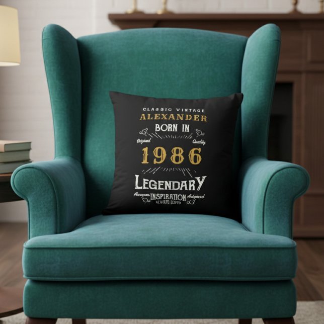Personlig 40-årsdag Född 1986 Legend Svart Kudde (Born 1986 throw pillow on a green chair.)