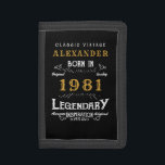 Personlig 40 födelsedag Born 1981 Vintage svart<br><div class="desc">En personlig plånbok för dem som är födda 1981 och vingar 40. Lägg till namn i vintagen genom att skriva stil svart, vit och guld för en anpassningsbar 40-årsgåva. Du kan enkelt redigera namn och år med den angivna mallen. En underbar anpassningsbar svart födelsedagspresent. Fler gåvor och party för detta...</div>