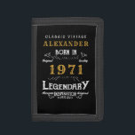 Personlig 50:e födelsedagen Born 1971 Vintage svar<br><div class="desc">En personlig plånbok för den där födelsedagskalenlige mannen född 1971 och 50. Lägg till namn i vintagen genom att skriva stil svart, vit och guld för en anpassningsbar på 50 år. Du kan enkelt redigera namn och år med den angivna mallen. En underbar anpassningsbar svart födelsedagspresent. Fler gåvor och party...</div>