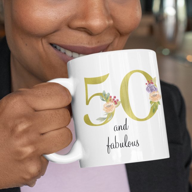 Personlig 50 och uppmjukande 50:e födelsedagen kaffemugg (Personalized 50 and fabulous 50th birthday coffee mug with gold floral 50, and custom text on rear.
)