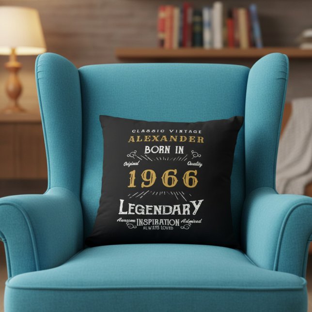 Personlig 60-årsdag Född 1966 Legend Svart Kudde (Born 1996 throw pillow in an armchair.)