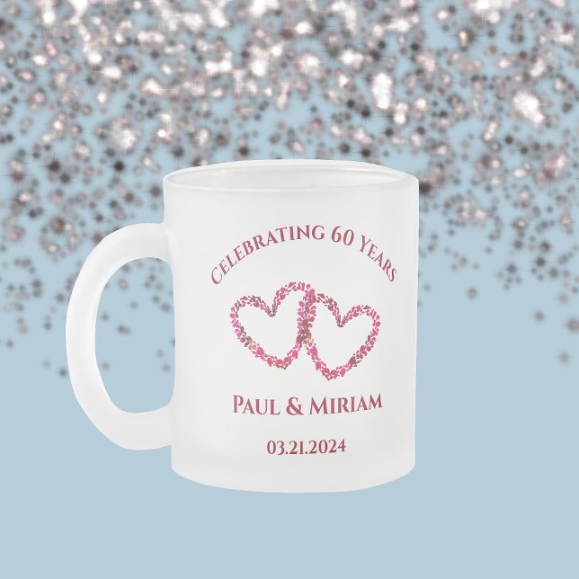 Personlig 60-årsjubiléet Blommigt Heart Gift Frostad Glasmugg (Add couples names and anniversary date to create a custom pink peony rose hearts mug gift.
)
