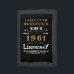 Personlig 60 födelsedag Born 1961 Vintage svart<br><div class="desc">En personlig plånbok för dem som är födda 1961 och vingar 60. Lägg till namn till den här vintagen genom att skriva stil svart, vit och guld för en anpassningsbar som fyller 60 år. Du kan enkelt redigera namn och år med den angivna mallen. En underbar anpassningsbar svart födelsedagspresent. Fler...</div>