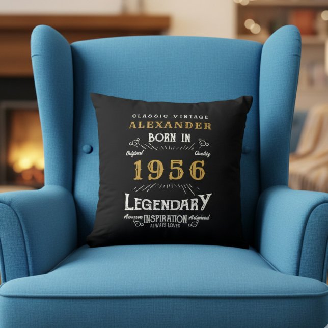 Personlig 70-årsdag Född 1956 Legend Svart Kudde (Born 1956 throw pillow in an armchair.)