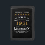 Personlig 70:e födelsedagen Born 1951 Vintage svar<br><div class="desc">En personlig plånbok för dem som är födda 1951 och vingar 70. Lägg till namn till den här vintagen genom att skriva stil svart, vit och guld för en anpassningsbar 70-årsgåva. Du kan enkelt redigera namn och år med den angivna mallen. En underbar anpassningsbar svart födelsedagspresent. Fler gåvor och party...</div>