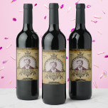 Personlig 70:e födelsedagsfotomall för Vintage Vinflaska Etikett<br><div class="desc">Fira din älskade speciella 70-årsdag med den här charmerande personligens vintage fotoetikett. Perfekt för en flaska av vin som är favorit kan du anpassa den här etiketten så att den innehåller alla foton som du vill ha. Klicka här om du vill se fler alternativ i butiken och göra din älskade...</div>