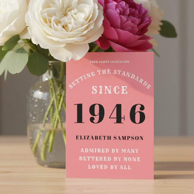 Personlig 80-årsdag 1946 Lägg till ditt namn Rosa Inbjudningar (1946 pink birthday invite on a table with flowers)