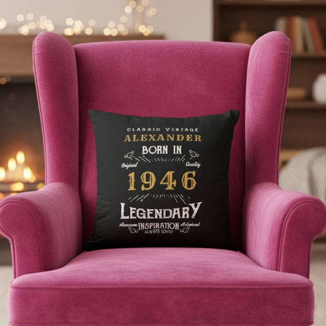 Personlig 80-årsdag Född 1946 Legend Svart Kudde (Born 1946 throw pillow on a pink chair.)