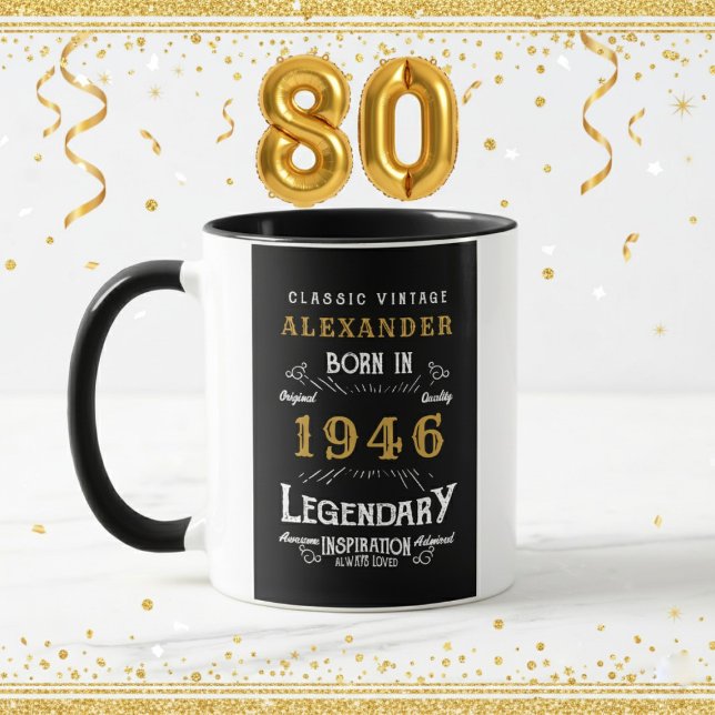 Personlig 80-årsdag Född 1946 Vintage Svart Mugg (1946 coffee mug on a white and gold background.)