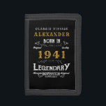 Personlig 80 födelsedag Born 1941 Vintage svart<br><div class="desc">En personlig plånbok för dem som föddes 1941 och vingar 80. Lägg till namn till den här vintagen genom att skriva stil svart, vit och guld för en anpassningsbar på 80 års födelsedagspresent. Du kan enkelt redigera namn och år med den angivna mallen. En underbar anpassningsbar svart födelsedagspresent. Fler gåvor...</div>