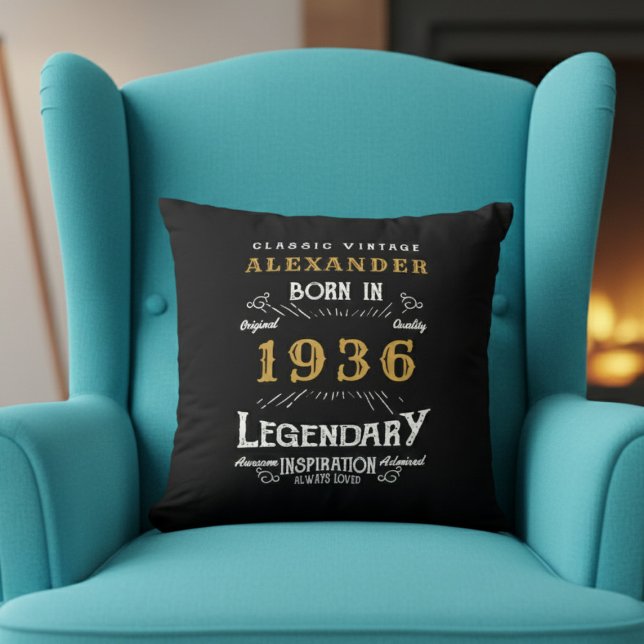 Personlig 90-årsdag Född 1936 Legend Svart Kudde (Born 1936 throw pillow on a blue chair.)