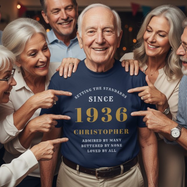 Personlig 90:e födelsedag 1936 Lägg till Namn Blue T Shirt (Personalized 1936 blue tshirt on an older man surrounded by friends.)