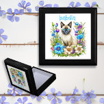 Personlig Ai Watercolor Siamese Cat in Flowers Minnesask<br><div class="desc">Fin siamesisk katt med blått ögon i ett blått och rosa blommor i en vattenfärgad stil.</div>