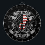 Personlig American Veteran Proud Vet USA flagga Darttavla<br><div class="desc">Personlig American Veteran Proud Vet USA flagga, som har soldater med skjutvapen och amerikansk Flagga. Personlig med namn, Anpassningsbar och plats! Perfektens gåva till den speciella personen i ditt liv!</div>