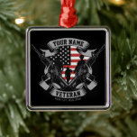 Personlig American Veteran Proud Vet USA flagga Julgransprydnad Metall<br><div class="desc">Personlig American Veteran Proud Vet USA flagga, som har soldater med skjutvapen och amerikansk Flagga. Personlig med namn, Anpassningsbar och plats! Perfektens gåva till den speciella personen i ditt liv!</div>