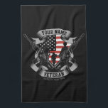 Personlig American Veteran Proud Vet USA flagga Kökshandduk<br><div class="desc">Personlig American Veteran Proud Vet USA flagga,  som har soldater med skjutvapen och amerikansk Flagga. Personlig med namn,  Anpassningsbar och plats! Perfektens gåva till den speciella personen i ditt liv!</div>