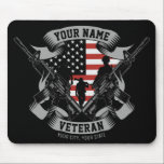 Personlig American Veteran Proud Vet USA flagga Musmatta<br><div class="desc">Personlig American Veteran Proud Vet USA flagga, som har soldater med skjutvapen och amerikansk Flagga. Personlig med namn, Anpassningsbar och plats! Perfektens gåva till den speciella personen i ditt liv!</div>