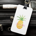 Personlig Ananas Bagagebricka<br><div class="desc">Den här gigantiska bagagetaggen är dekorerad med en vattenfärgsananas och en namn i rosa typografi. Du kan anpassa den genom att ändra namn eller skapar den till ett monogram. Eftersom vi skapar vår teckning kommer du inte att hitta just den här bilden från andra designers. Ursprunglig vattenfärg © Michele Davies....</div>