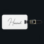 Personlig | Anpassad bagagetikett | Brudpresent |  Bagagebricka<br><div class="desc">Res världen runt i anpassad stil med denna personliga reseväskaetikett, det perfekta tillbehöret för att lätt upptäcka din resväska. Denna eleganta resenödvändighet fungerar som en otroligt genomtänkt brudgåva eller ett chic tillägg till alla brudtärnsförslagslådor. Det är också en fantastisk personlig gåva till henne eller en praktisk morsdagspresent till mamman som...</div>