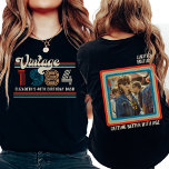 Personlig Anpassningsbar av åldersgrupp Foto på fö T Shirt<br><div class="desc">Vi presenterar vår Personlig Vilken ålderdomlig Anpassningsbar av Vintagen Foto Birthday T-Shirt, där klassisk nostalgi möter personlig stil! Ta ett steg tillbaka i tiden med den här vintage-inspirerade garantin, perfekt för alla delmålsfirande. Vare sig det är en 70:e, 80:e eller 90:e födelsedagskalas, eller en milstolpe som 21:a, 30:e, 40:e, 50:e...</div>