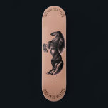 Personlig Anpassningsbar Text Skateboard med häst<br><div class="desc">Anpassningsbar Färg och text - Skateboard med Opright Black Vild Horse - MIGNED Painting Design - Add Your Unique Text - Namn - Select / add your favorit text and base färg / typsnitt / storlekare - Ändra storlek och flytta eller ta bort inslag med anpassning verktyg. Se mina andra...</div>