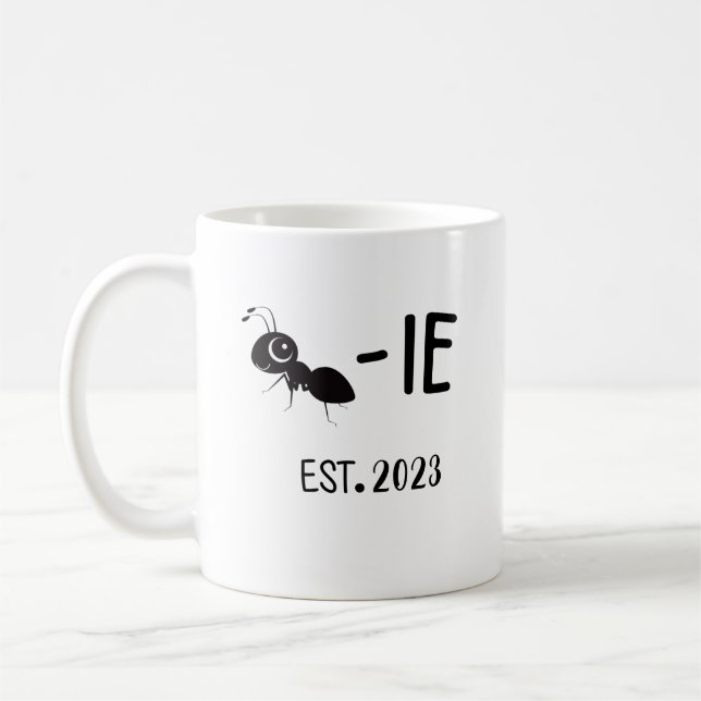 Personlig Antie EST 2023 , Gift for New Moster Kaffemugg (Vänster)