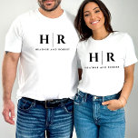 Personlig av bröllop-monogrammet och -groom t shirt<br><div class="desc">Vi presenterar vår Bröllop Monogram-Personlig Bride and Groom T-Shirt, den perfekt som de nya lywederna har för att visa sin kärlek och sitt engagemang i stil. Den här skjortan är försedd med ett sofistikerat och minimalistiskt bröllop monogram, med svart och vitt design av inslag och initialerna av bruden och brudgummen....</div>