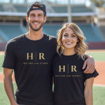 Personlig av bröllop-monogrammet och -groom t shirt<br><div class="desc">Fira din union i opulent stil med vår Bröllop Monogram-Personlig Bride och Groom T-Shirt, ett lyxiskt tillskott till din bröllop-garderob. Denna elegant biet är designad för dem som söker en aning glamor, med ett svart och guld färg-system som utstrålar sofistikering. Den minimalistiska utformningen av bröllop, inklusive bruden och brudgummen initialer,...</div>