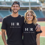Personlig av bröllop-monogrammet och -groom t shirt<br><div class="desc">Gå in i äktenskapliga blickar med vår Bröllop Monogram Personlig Bride och Groom T-Shirt. Detta smakfulla kläder är ett testamente för ett minimalistiskt elegans i bröllop, med en klassisk svart och vit palett i färg som utstrålar sofistikering. Det försiktigt designade bröllop-monogrammet, inklusive bruden och brudgummen initialer, tillför en personlig som...</div>