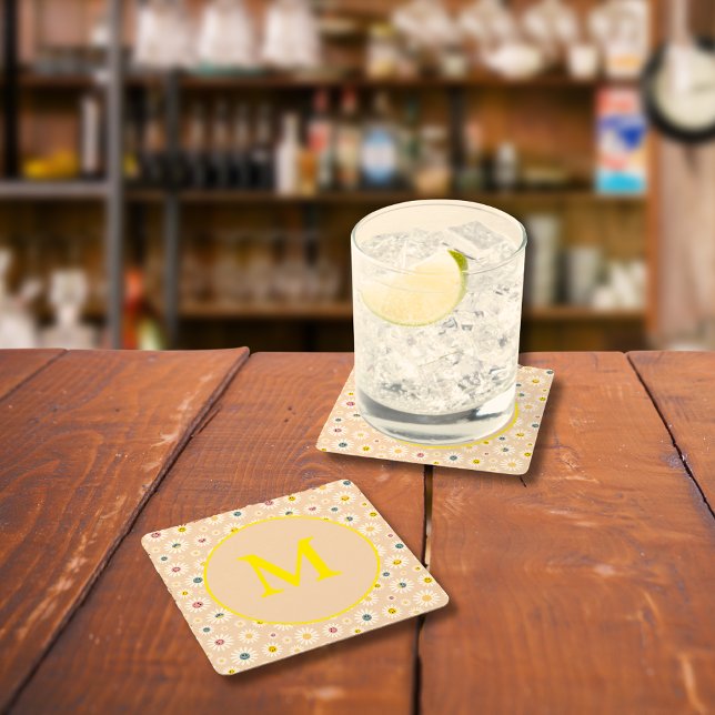 Personlig av färgstark monogram-mildrande Daisy Underlägg Papper Kvadrat (Colourful Monogram Smiling Daisy personalised Square Paper Coaster)