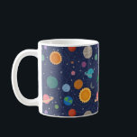 Personlig av solsystem kaffemugg<br><div class="desc">En färgstark solsystemillustration med 8 planeter: Kvicksilver,  jord,  Venus,  Neptune,  Saturn,  Uranus,  Mars,  Jupiter och Sol mot en stjärnbakgrund,  mörk blått bakgrund. Denna moderna utformning är både snyggt och utbildning,  underbar som dekoration och hemundervisning. Den här designen kan anpassas med namn,  monogram initialer eller fras</div>