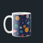Personlig av solsystem kaffemugg<br><div class="desc">En färgstark solsystemillustration med 8 planeter: Kvicksilver,  jord,  Venus,  Neptune,  Saturn,  Uranus,  Mars,  Jupiter och Sol mot en stjärnbakgrund,  mörk blått bakgrund. Denna moderna utformning är både snyggt och utbildning,  underbar som dekoration och hemundervisning. Den här designen kan anpassas med namn,  monogram initialer eller fras</div>